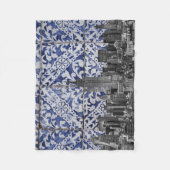 New York City Skyscrapers ontmoeten Portugese Tile Fleece Deken (Voorkant)