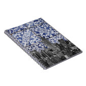 New York City Skyscrapers ontmoeten Portugese Tile Notitieboek (Rechterzijde)