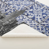 New York City Skyscrapers ontmoeten Portugese Tile Sherpa Deken (3/4)