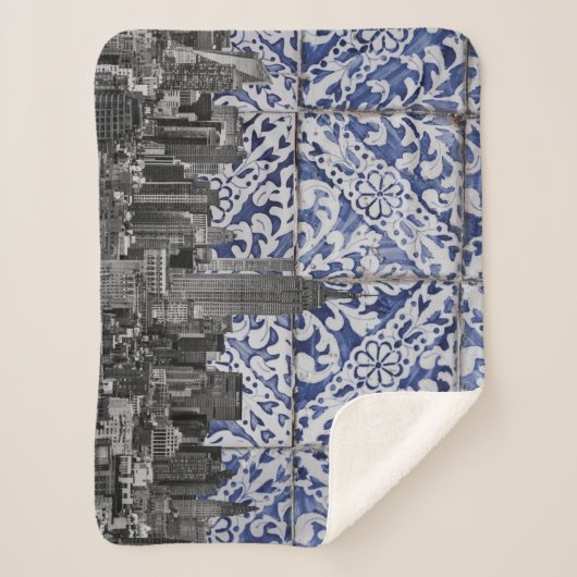 New York City Skyscrapers ontmoeten Portugese Tile Sherpa Deken (Voorkant)