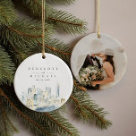 New York City Waterverf Skyline Trouwfoto Keramisch Ornament<br><div class="desc">Waterverf schilderde het skyline ornament van New York City en maakte het perfecte huwelijksmoment om jaar na jaar te openen. Volledige bijpassende bruiloft suite beschikbaar. Schilderij van Annie Montgomery Design</div>
