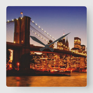 New York cityscape met brug over de rivier Vierkante Klok