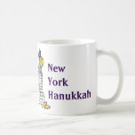 New York Hanukkah Gelt NYC Skyscraper Holiday Koffiemok<br><div class="desc">Mok is voorzien van een originele markeerteken ter illustratie van een klassiek NYC-merkteken "opgekleed" voor de Hanukkah-vakantie. Deze illustratie van Chanoeka is ook beschikbaar op andere producten. Zie je niet wat je zoekt? Hulp nodig bij aanpassingen? Neem contact op met Rebecca om iets voor je te ontwerpen.</div>