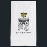 New York Hanukkah Menorah NYC Washington Square Klein Cadeauzakje<br><div class="desc">Een cadeautas is voorzien van een originele markeerafbeelding van een klassiek NYC-merkteken,  Washington Square Arch,  "gekleed" voor de feestdagen! Deze illustratie van Chanoeka is ook beschikbaar op andere producten. Zie je niet wat je zoekt? Hulp nodig bij aanpassingen? Neem contact op met Rebecca om iets voor je te ontwerpen.</div>
