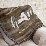 New York Home State Personalized Wood Kijk uit Deken<br><div class="desc">Show een beetje trots op de thuisstaat met deze schattige luxe houtplank met een deken die "thuis" is voorzien in een wit kalligrafiekscript met een silhouetekaart van de staat New York die voor de letter "O." staat. Een roze hartillustratie in de staatskaart voltooit het ontwerp; u kunt de positie van...</div>