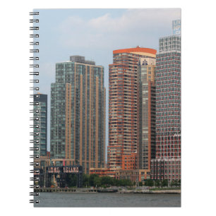 NEW YORK - JULI 5, 2015: Long Island City waterfr Notitieboek