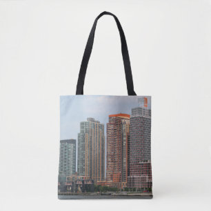 NEW YORK - JULI 5, 2015: Long Island City waterfr Tote Bag