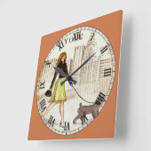 New York Lady Walking Dog Roman Numeral Vierkante Klok (Hoek)