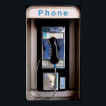 New York Public Pay Telefoon, Retro Telefoonhokje Poster<br><div class="desc">Dit kunstwerk vangt een nostalgische glimp op van een New York City-telefoon. Het ontwerp, met zijn verschillende kenmerken, roept een gevoel op van de geschiedenis van de stad en het tijdperk waarin deze telefoons een gemeenschappelijk gezicht waren op de trottoirs. Het is een herinnering aan een tijd vóór wijdverspreid gebruik...</div>