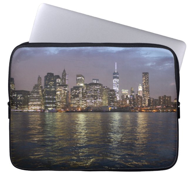 New York Skyline am Abend Laptop Sleeve (Voorkant)