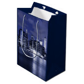 New York Skyline Bathed in Blue Medium Cadeauzakje (Voorkant Gekanteld)