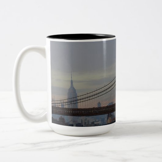 New York Skyline met Brooklyn Bridge Tweekleurige Koffiemok (Links)