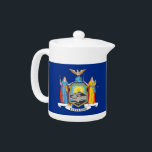 New York State Flag theepot<br><div class="desc">Brouw je favoriete thee met een vleugje New Yorkse flair met behulp van onze charmante theepot met de vlag van de staat New York! Deze unieke theepot viert de geest van de Empire State, met een prachtig gedetailleerde afdruk van de vlag van de staat New York prominent weergegeven op het...</div>