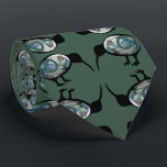 NEW ZEALAND KIWI BIRD BLACK PAUA PATTERN NZ KORU STROPDAS<br><div class="desc">Nieuw-Zeeland elegant aangepast ontwerp van kiwi-vogels. De kiwi's hebben een zwarte omtrek, kop en klauwen, met een midden met de groene blauwe pāua shell kleur met een groene fern koru. Er is douanetekst voor een naam of ander bericht op de rug van het stropdas waar het slechts door de ontvanger...</div>