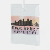 Newark NJ City Skyline Latitude en Lengtegraad Glas Ornament (Voorkant links)