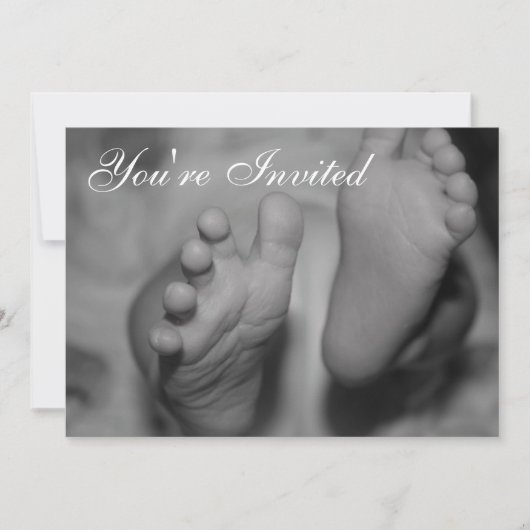 Newborn Feet Black en White Photo Invitation Kaart (Voorkant)