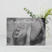 Newborn Feet Black en White Photo Invitation Kaart (Staand voorkant)