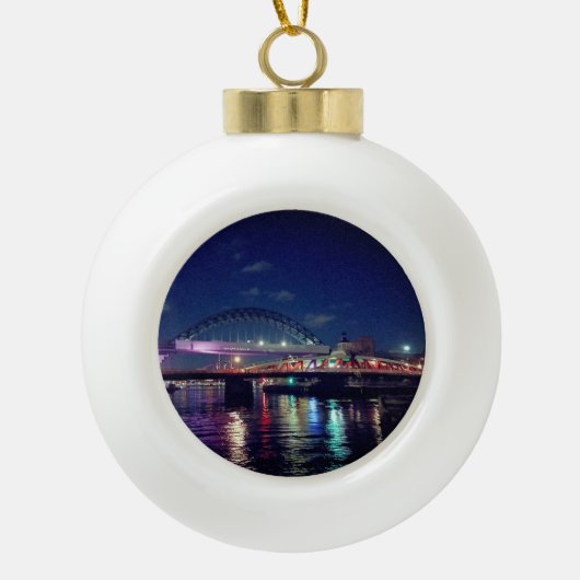 Newcastle-bruggen Keramische Bal Ornament (Voorkant)