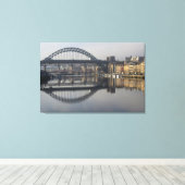 Newcastle Quayside & de Tyne Bridge Canvas Afdruk (Insitu (Houten vloer))