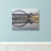 Newcastle Quayside & de Tyne Bridge Canvas Afdruk (Insitu (Houten vloer))