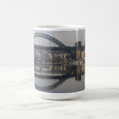 Newcastle Quayside & de Tyne Bridge Koffiemok (Center)