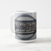 Newcastle Quayside & de Tyne Bridge Koffiemok (Voorkant links)