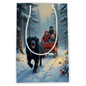 Newfoundland Dog Snowy Sleigh Ride Christmas Medium Cadeauzakje (Voorkant)