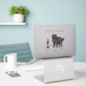 Newfoundland en wijn Funny dog Sticker (Laptop op bureau)