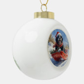 Newfoundland Hond in Sledge Laat het Sneeuw Kerstm Keramische Bal Ornament (Links)