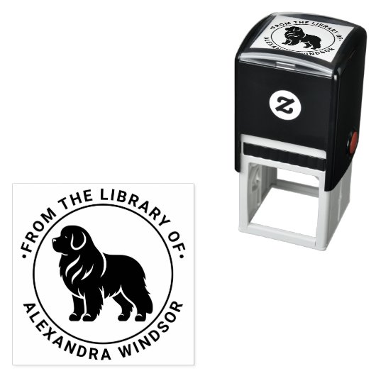 Newfoundland-hond Staande Sil Bibliotheek Boek Naa Zelfinktende Stempel (In situ)