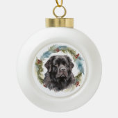 Newfoundland Kerstkrans Feestelijke Pup Keramische Bal Ornament (Voorkant)