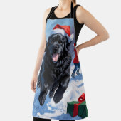 Newfoundland loopt in de sneeuw met kerst Pet Schort (Insitu)