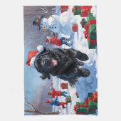 Newfoundland loopt in de sneeuw met kerst Pet Theedoek (Verticaal)