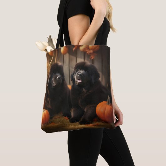 Newfoundland Puppy Herfst Delight Pompoen Tote Bag (Dichtbij)