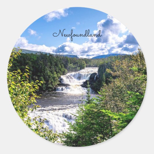 Newfoundland, schilderachtige waterval,  ronde sticker (Voorkant)