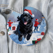 Newfoundlander Rent in de Sneeuw met Kerstmuts Ronde Button 6,0 Cm (In situ)