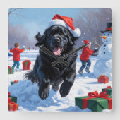 Newfoundlander Rent in de Sneeuw met Kerstmuts Vierkante Klok (Voorkant)