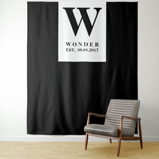 Newly Wed Monogram black Wedding backdrop Wandkleed (In situ)