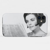 Newpaper lezen door vrouw Case-Mate iPhone case (Achterkant (horizontaal))