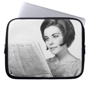 Newpaper lezen door vrouw laptop sleeve