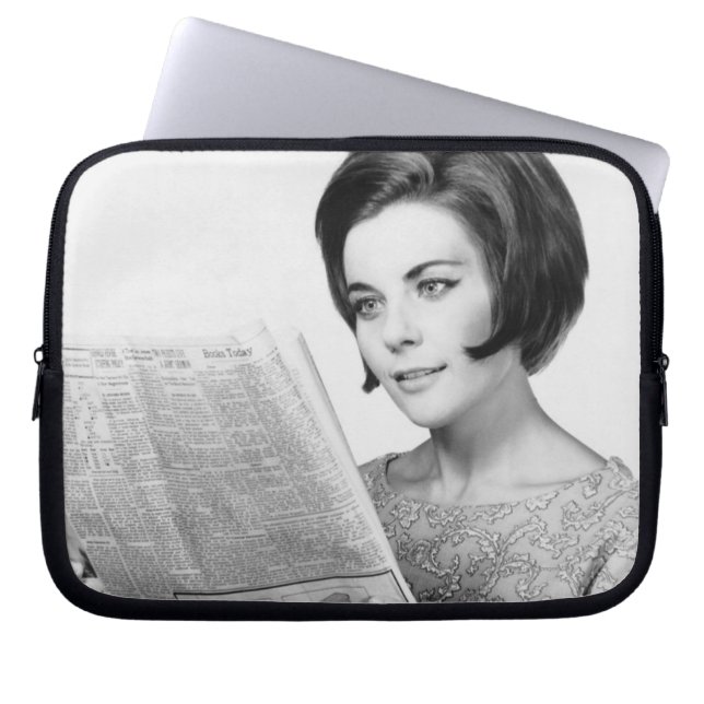 Newpaper lezen door vrouw laptop sleeve (Voorkant)