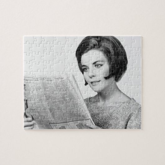 Newpaper lezen door vrouw legpuzzel (Horizontaal)