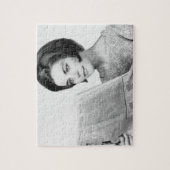 Newpaper lezen door vrouw legpuzzel (Verticaal)
