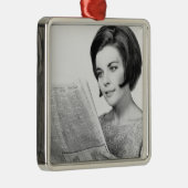 Newpaper lezen door vrouw metalen ornament (Rechts)