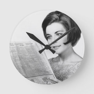 Newpaper lezen door vrouw ronde klok