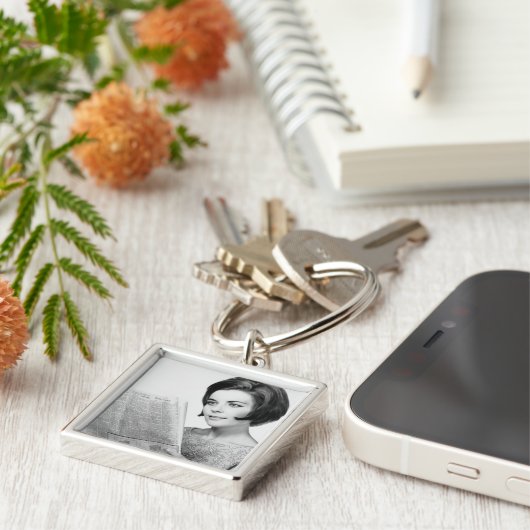 Newpaper lezen door vrouw sleutelhanger (Zijkant)