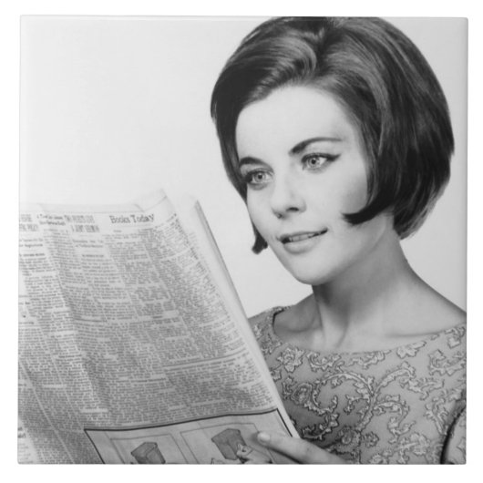 Newpaper lezen door vrouw tegeltje (Voorkant)