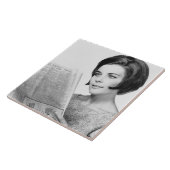 Newpaper lezen door vrouw tegeltje (Zijkant)