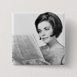 Newpaper lezen door vrouw vierkante button 5,1 cm