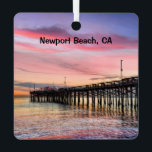 Newport Beach Balboa Pier 2-zijdig, Metalen Ornament<br><div class="desc">Mooie Newport Beach in Zuid-Californië met de Balboa Pier bij zonsondergang. Dit tweezijdige ornament is levendig met verschillende uitzichten en maakt een geweldig vakantiegeheugen.</div>